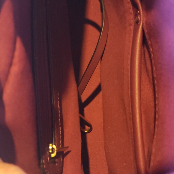 Handbag Republic Classic Burgundy Convertible Satchel with Gemstone Bee Charm - Picture 12 of 15